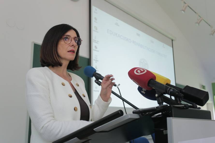 Zagreb: Ministrica Divjak odrÅ¾ala sastanak o pomoÄnicima u nastavi