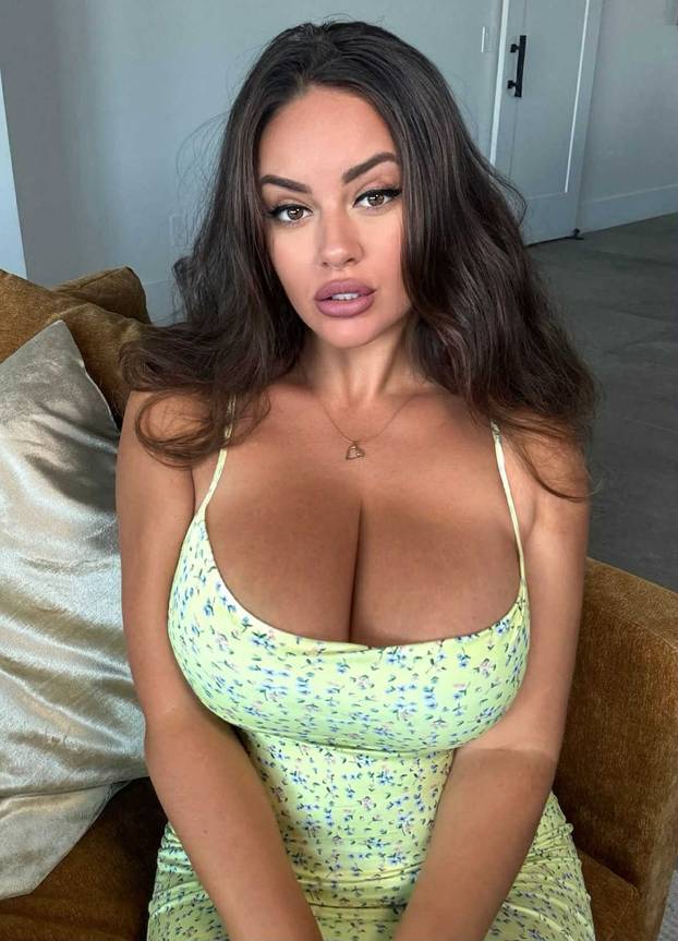 FOTO Lijepa je i pametna, ali ima očiti problem - teško nalazi robu koja joj može pokriti grudi