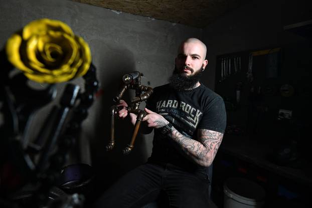 Karlo iz Koprivnice izrađuje zanimljive ukrase i skulpture od dijelova automobila i motora