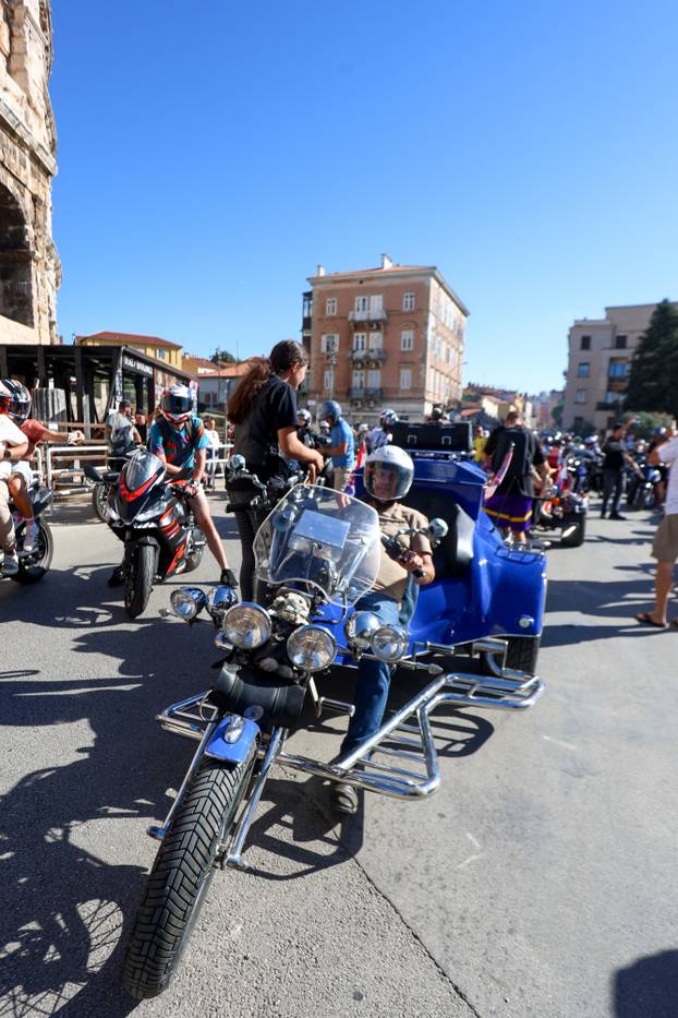 Defile motorista kroz PUlu