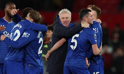 Nogometaš Evertona ošamario suigrača i dobio crveni, a trener odobrio: Volim to vidjeti od njih