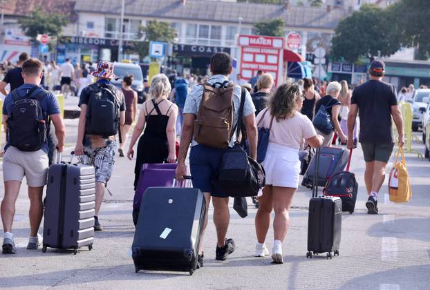 Split: Velik broj putnika odlazi katamaranima na otoke