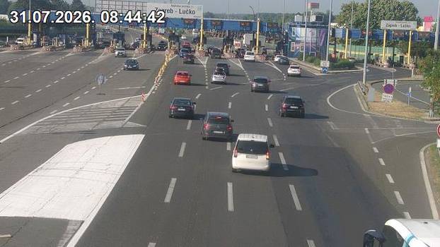 FOTO Zahuktava se udarni vikend. Kod Zagreba kolona 7 km, gužva na ulazu u Hrvatsku