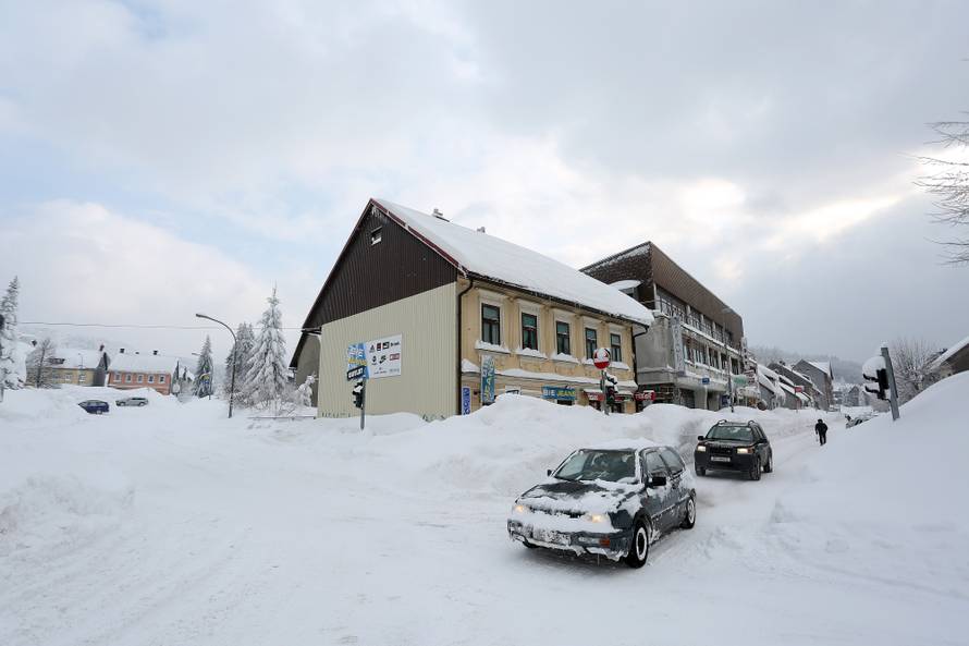 Zameteni u Delnicama: Nanosi snijega do balkona na 1. katu!