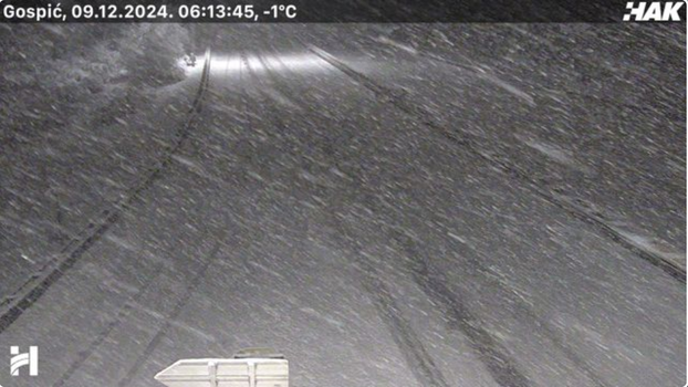 FOTO Pogledajte kako izgledaju ceste kroz Liku!  Pada snijeg, za kamione zatvoreno prema Rijeci