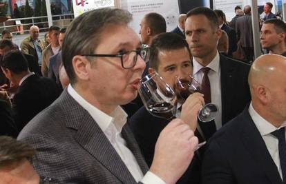 Vučić: Nikad u životu nisam pio alkohol. Isti Vučić na slici...