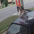 VIDEO Nesvakidašnja pljačka u BiH: Žena pobjegla nakon što je natočila gorivo, nije platila