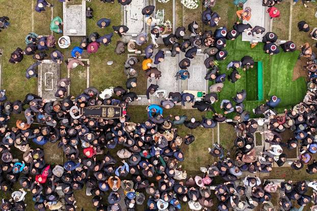 Sarajevo: Pogled iz zraka na posljednji ispraćaj Halida Bešlića na gradskom groblju Bare