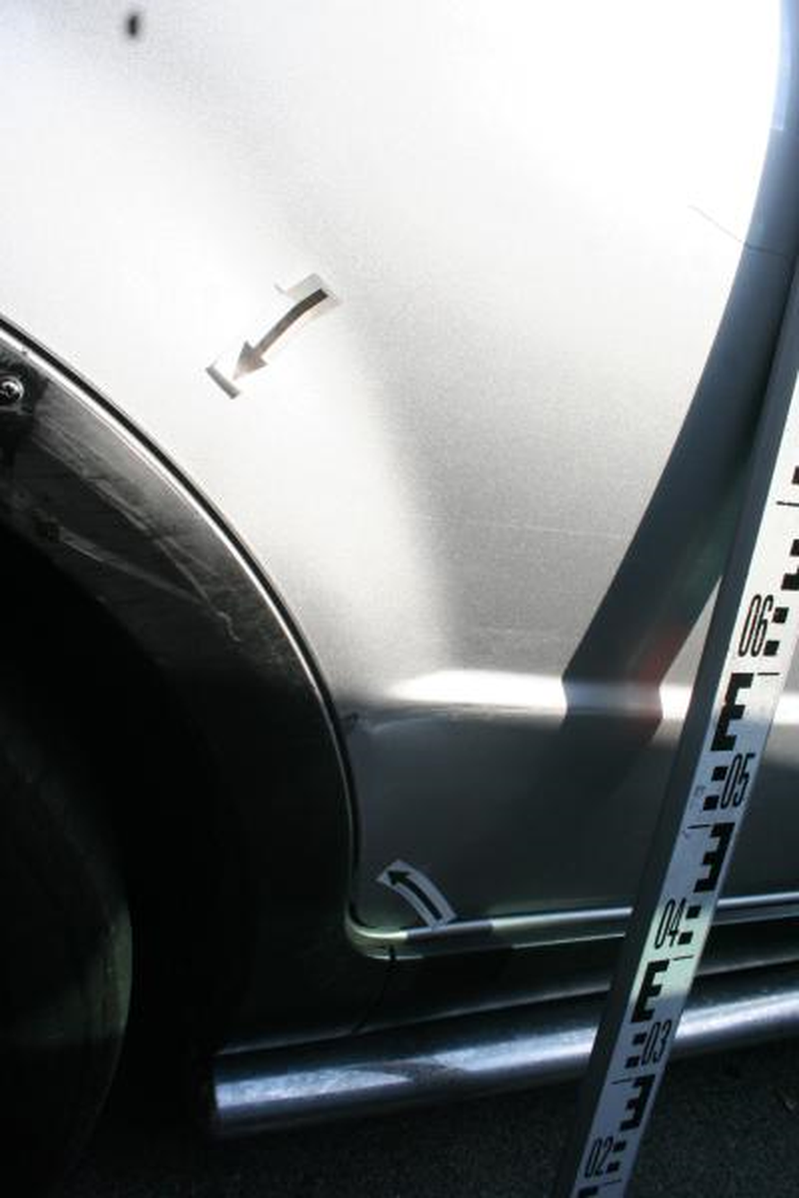 U Zagrebu udario u stepenice pa u auto i pobjegao. Policija ga je pronašla. Dobio 1970 € kazne