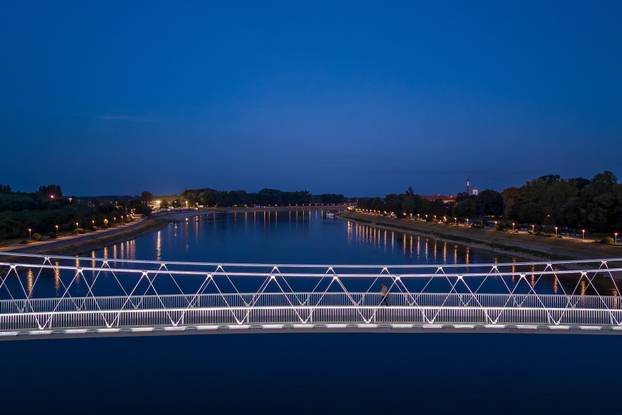 Pogled iz zraka na Osječki most koji svijetli novom dekorativnom rasvjetom 