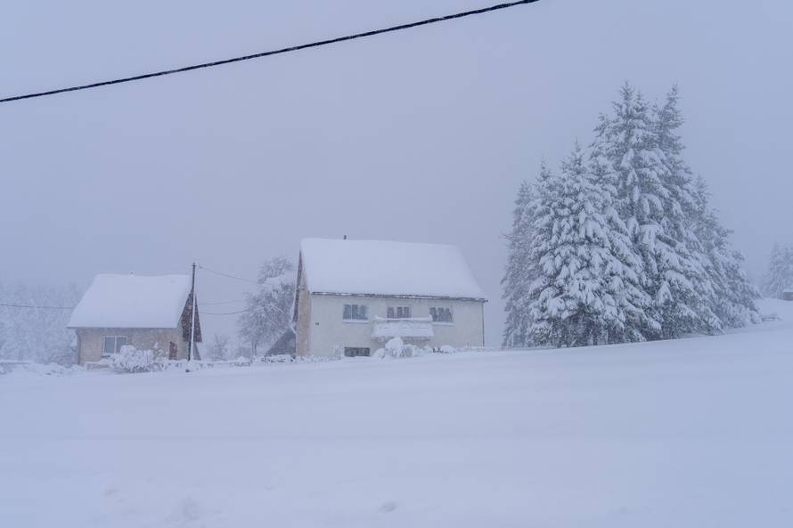 U Vrhovinama i Babinom Potoku palo je oko 50 do 80 cm snijega 