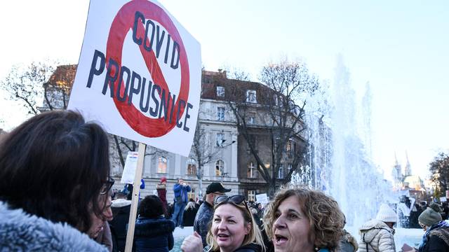 Zagreb: Okupljanje prosvjednika protiv COVID potvrda na Trgu žrtava fašizma