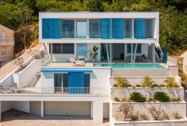FOTO Luksuz na razini: Nova i moderna vila s infinity bazenom mami poglede u Omišu
