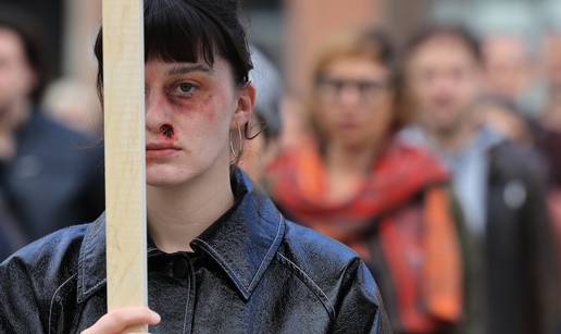 FOTO Performans posvećen borbi protiv obiteljskog nasilja održali na Trgu bana Jelačića