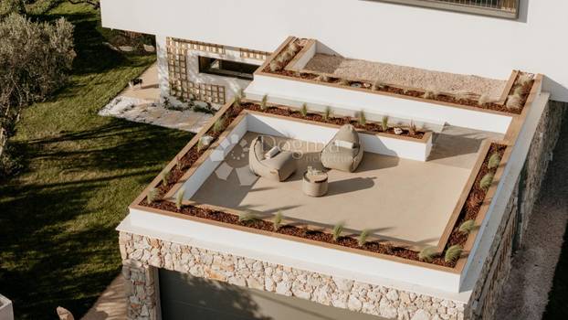 FOTO Nikad viđeno! Prodaje se vila na Šolti. Stoljetna maslina vam raste kraj kauča. Evo cijene