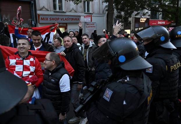 Prag: Hrvatski navijači u korteu idu do stadiona