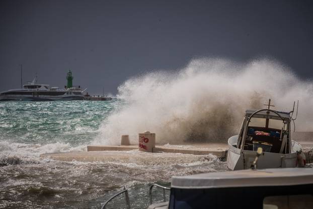 Split: Orkansko jugo potopilo rivu te stvaralo probleme u pomorskom prijevozu