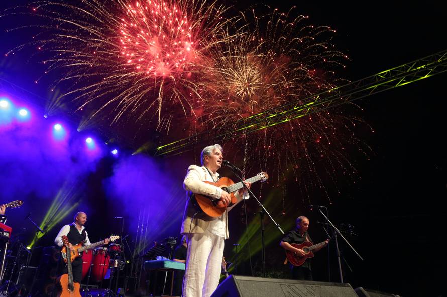 Radolfija raznježila unuka Ema (6): Donijela mu buket na binu