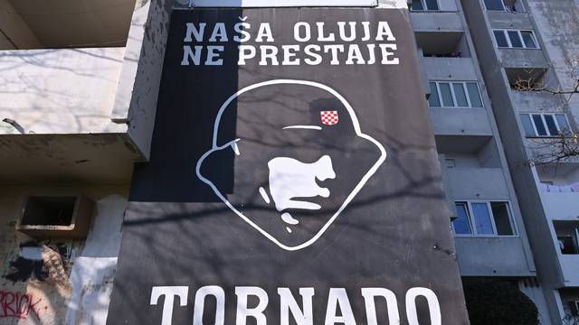 Zadar: Muralu ponovno vraćena šahovnica s prvim bijelim poljem, pored murala napisano "čekamo vas" 