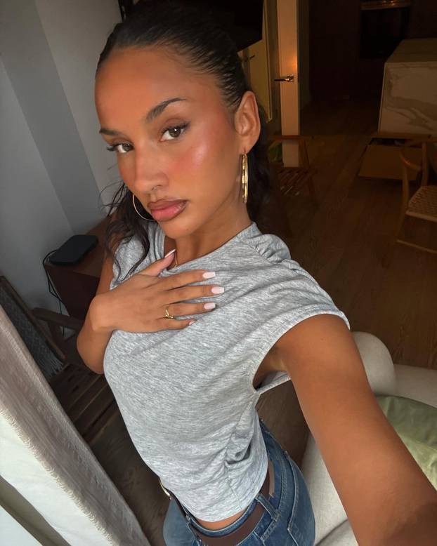 Šuškalo se da joj dečko spava sa zvijezdom platforme za odrasle. Objavom ušutkala sve tračeve