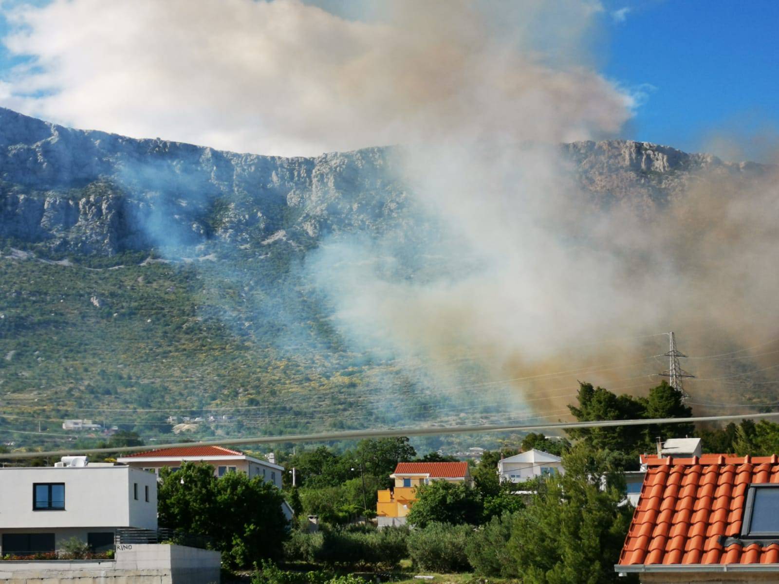Požar u Kaštel Sućurcu: Zapalio se prostor oko šume, dalekovod će biti isključen do daljnjeg...