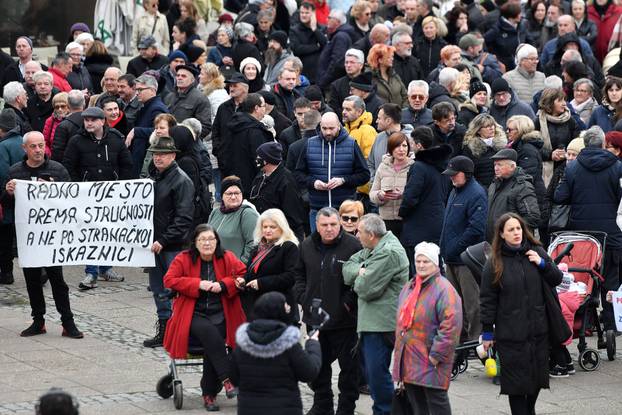 Na Trgu Republike u Čakovcu održan prosvjed u znak podrške kirurzima