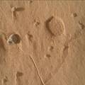 FOTO NASA-in rover otkrio misteriozne rupe na Marsu