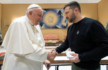 Zelenski se u Rimu sastao s Papom Franjom: Poklonio mu je pancirku s likom Bogorodice
