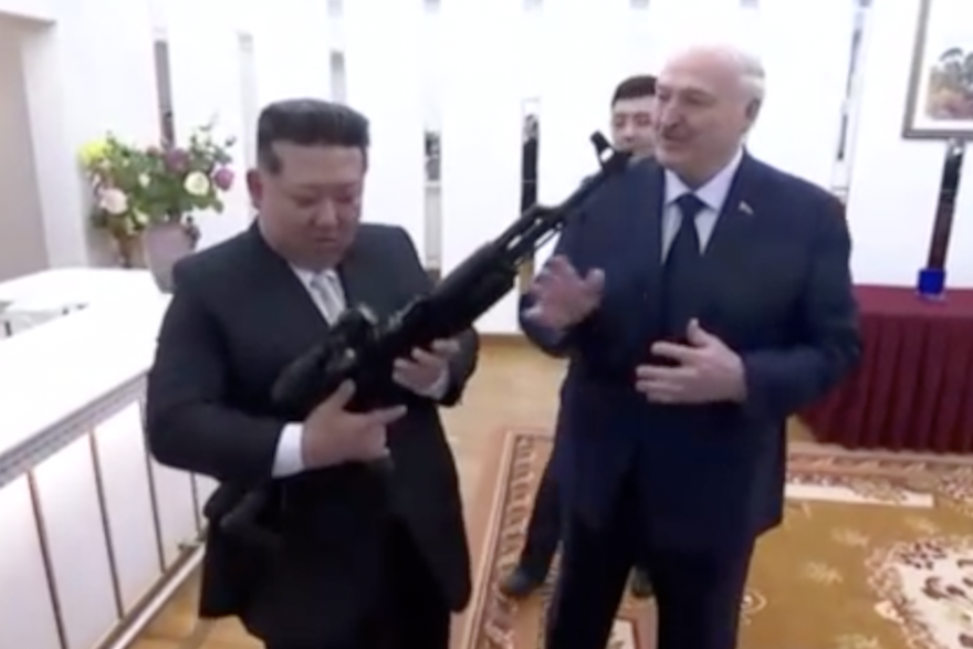 'Za svaki slu&ccaron;aj': Luka&scaron;enko poklanja sjevernokorejskom predsjedniku Kimu pu&scaron;ku kao dar prijateljstva