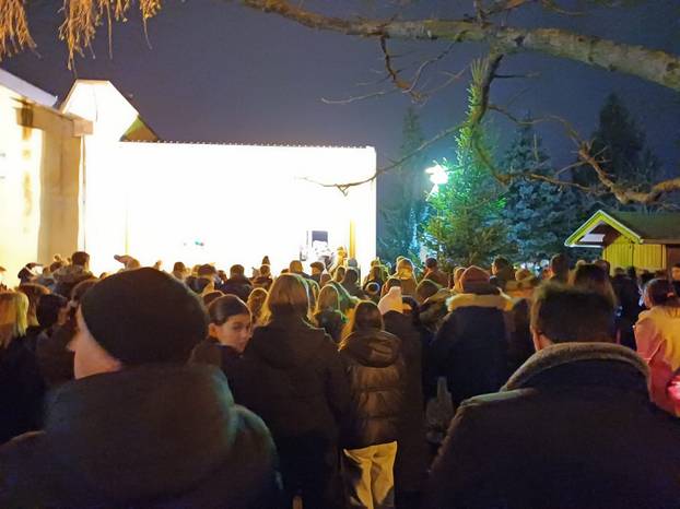 Tuga u Prečkom. Ljudi ostavljaju poruke i igračke: 'Zauvijek si u srcima svojih malih gusjenica'