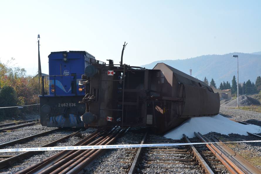 Teretni vlak iskočio s tračnica: Vagon je udario u lokomotivu