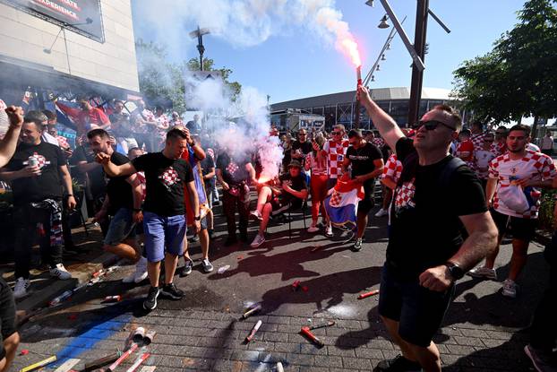 Rotterdam: Navijači ispred stadiona uoči utakmice Hrvatske i Nizozemske