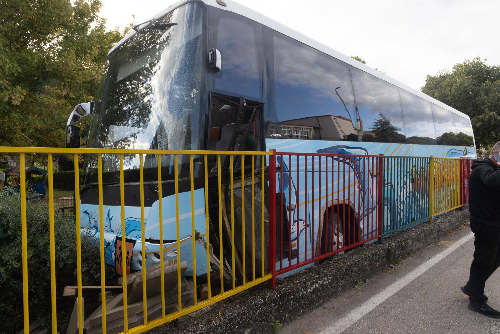 Sinj: Autobus uletio u dvorište dječjeg vrtića