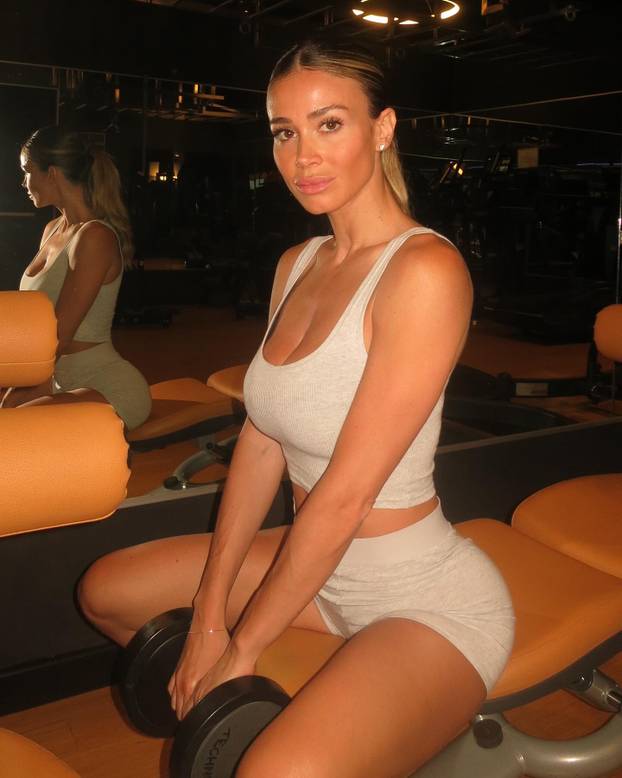 FOTO Vruće ljeto Dilette Leotte, nešto joj je provirilo u kostimu. Kolegica: Vulgarno se odijevaš