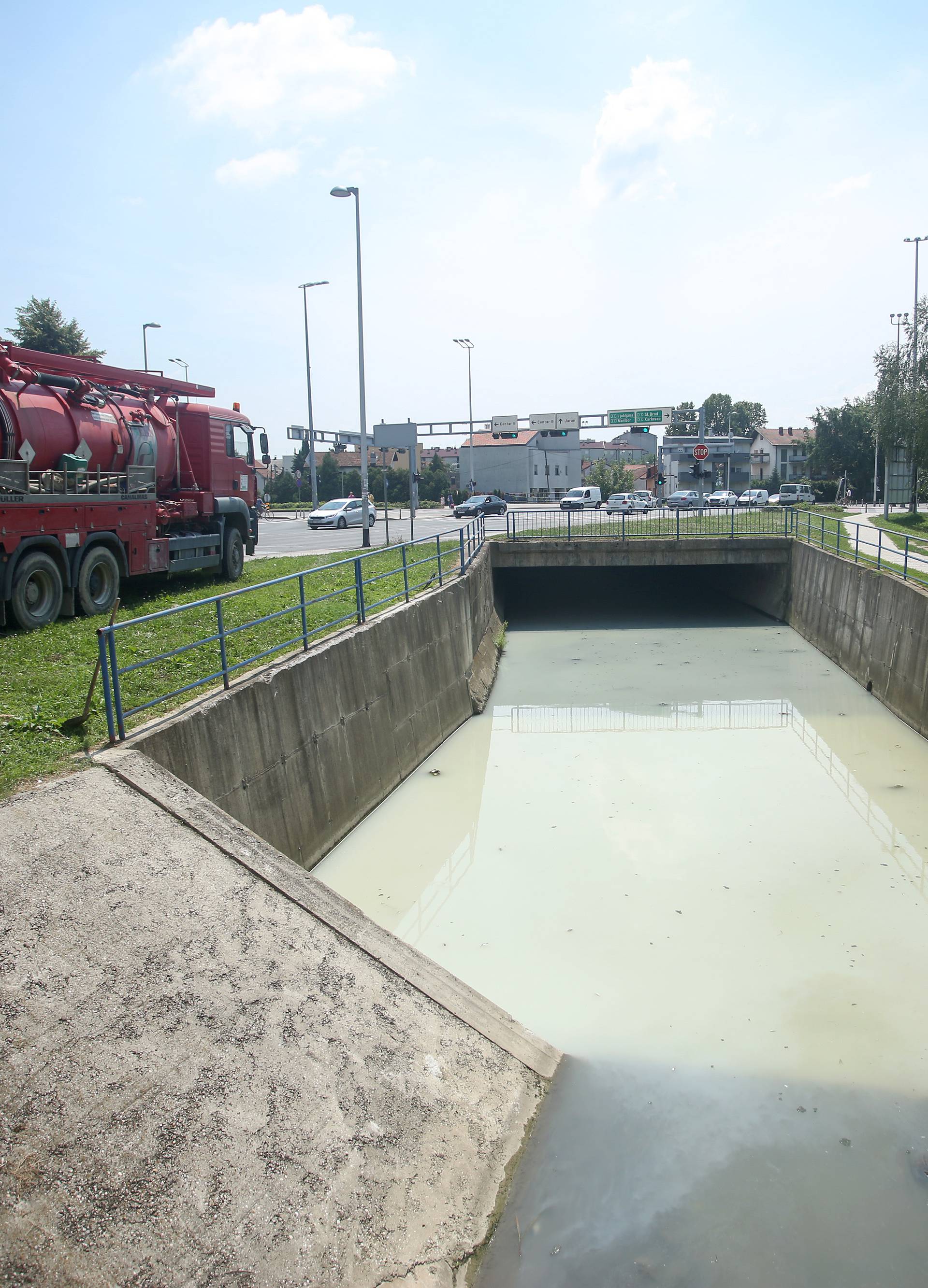 Šok u Zagrebu: Pobijelio  potok,  plutaju mrtve ribe i sve smrdi