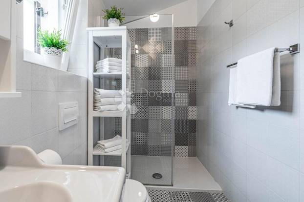 FOTO Pogledajte šarmantnu vilu u Labinu. Košta manje od pola milijuna eura, a ima i bazen