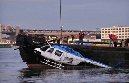 Helikopter se srušio u rijeku i potonuo, poginula turistkinja