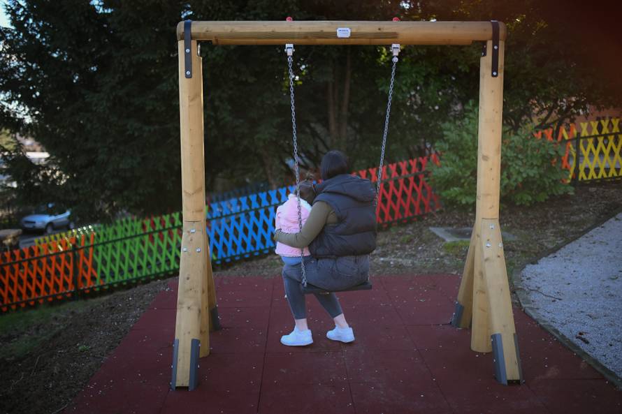 24SATA Zagreb: Reportaža s maloljetnim majkama koje žive u Nazorovoj s bebama