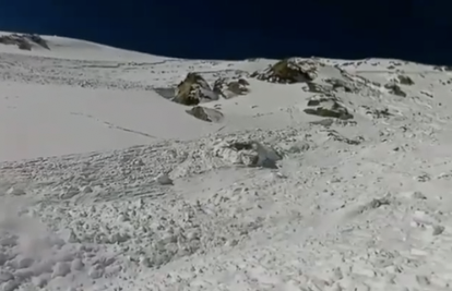Izbjegao smrt: Snowboarder se spuštao niz planinu pa se za njim pokrenula snježna lavina