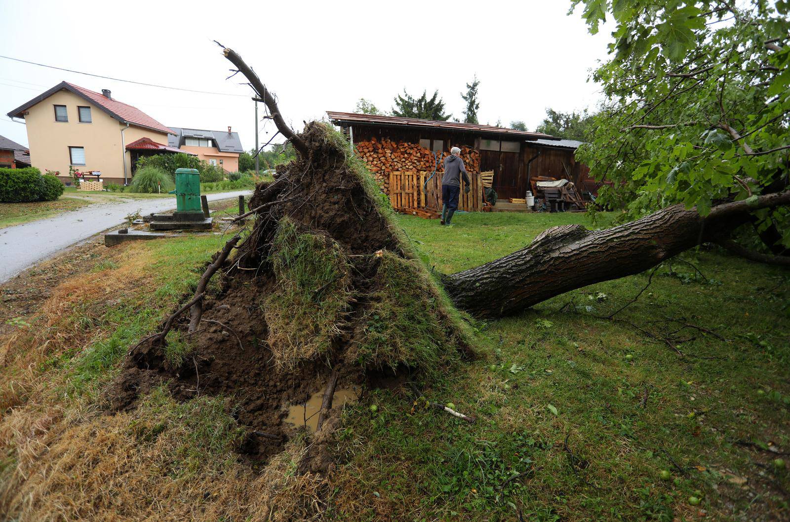 Snažno nevrijeme pra?eno kišom i olujnim vjetrom protutnjalo je Karlovcem i okolicom