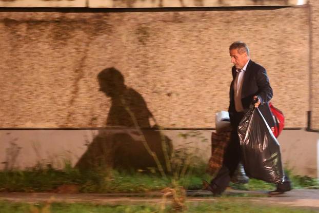 FOTO Suze, poljupci i - očaj na licu. Ovako su političari ulazili i odlazili iz zatvora u Remetincu