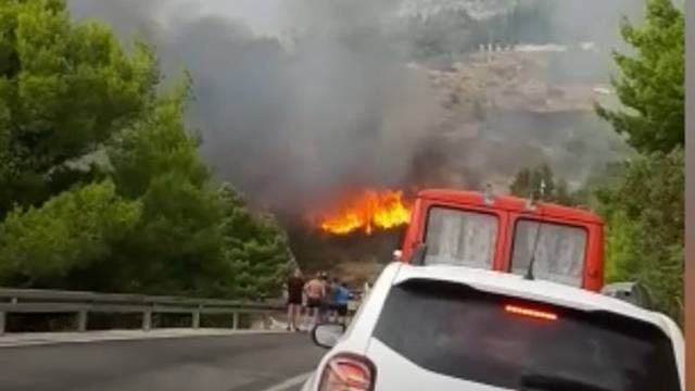 Požar kod Omiša lokaliziralo 57 vatrogasaca,  promet otvoren...