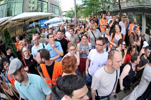 ARHIVA - 2010. Zagreb: Aktivisti za Varšavsku prosvjedovali pred sjedištem SDP-a 