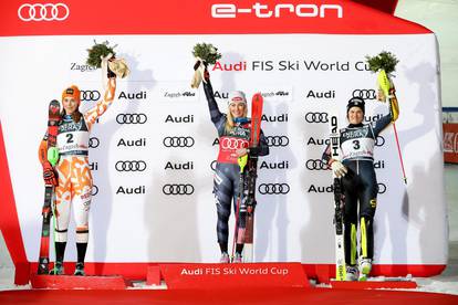 Petra Vlhova, Mikaela Shiffrin i Anna Swenn Larsson na postolju nakon odvožene druge vožnje ženskog slaloma 
