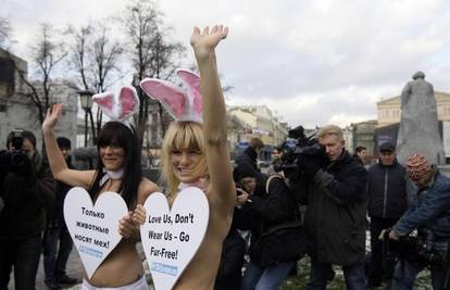 Moskva: Gole PETA-ine zečice skakuću po gradu
