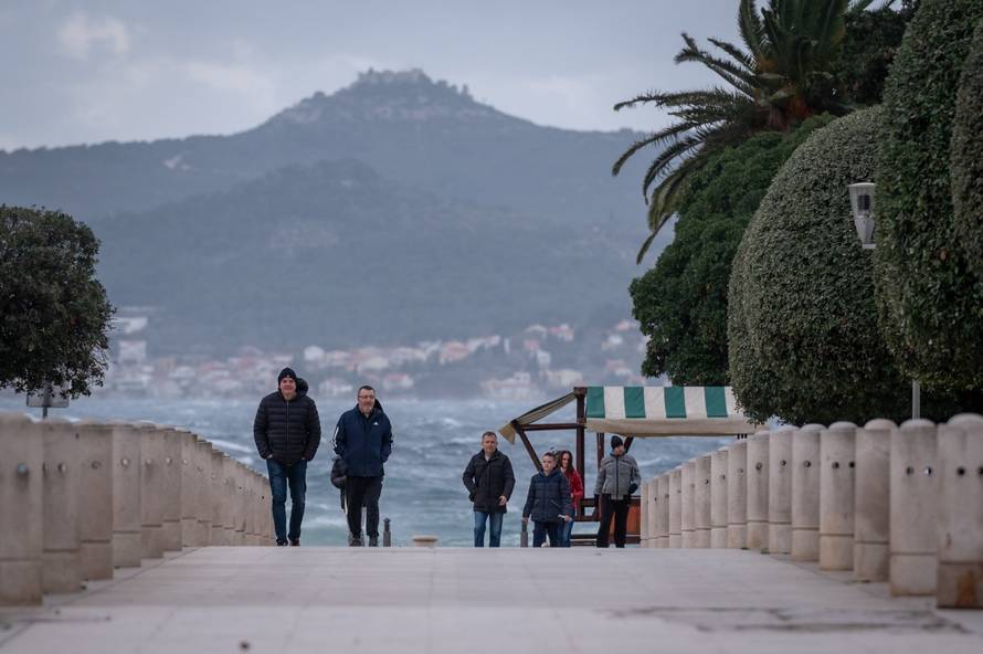 Nezapamćeno jako jugo puše na zadarskom području