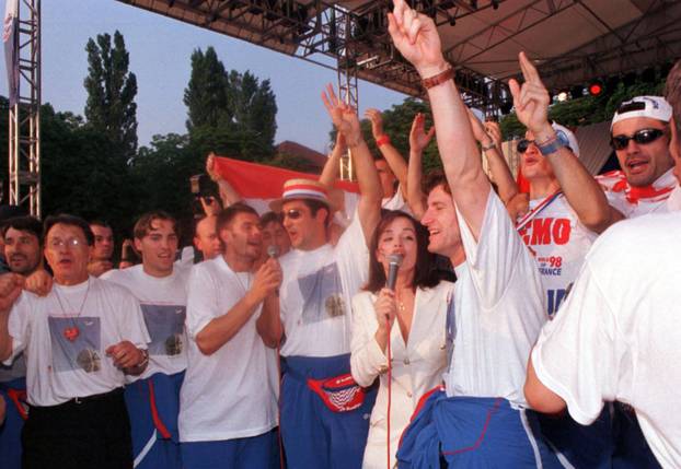 Zagreb: 12.07.1998., do?ek bron?anih nogometa&scaron;a 