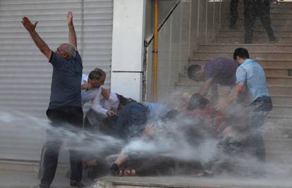Vodenim topovima i palicama u Turskoj rastjerali prosvjednike