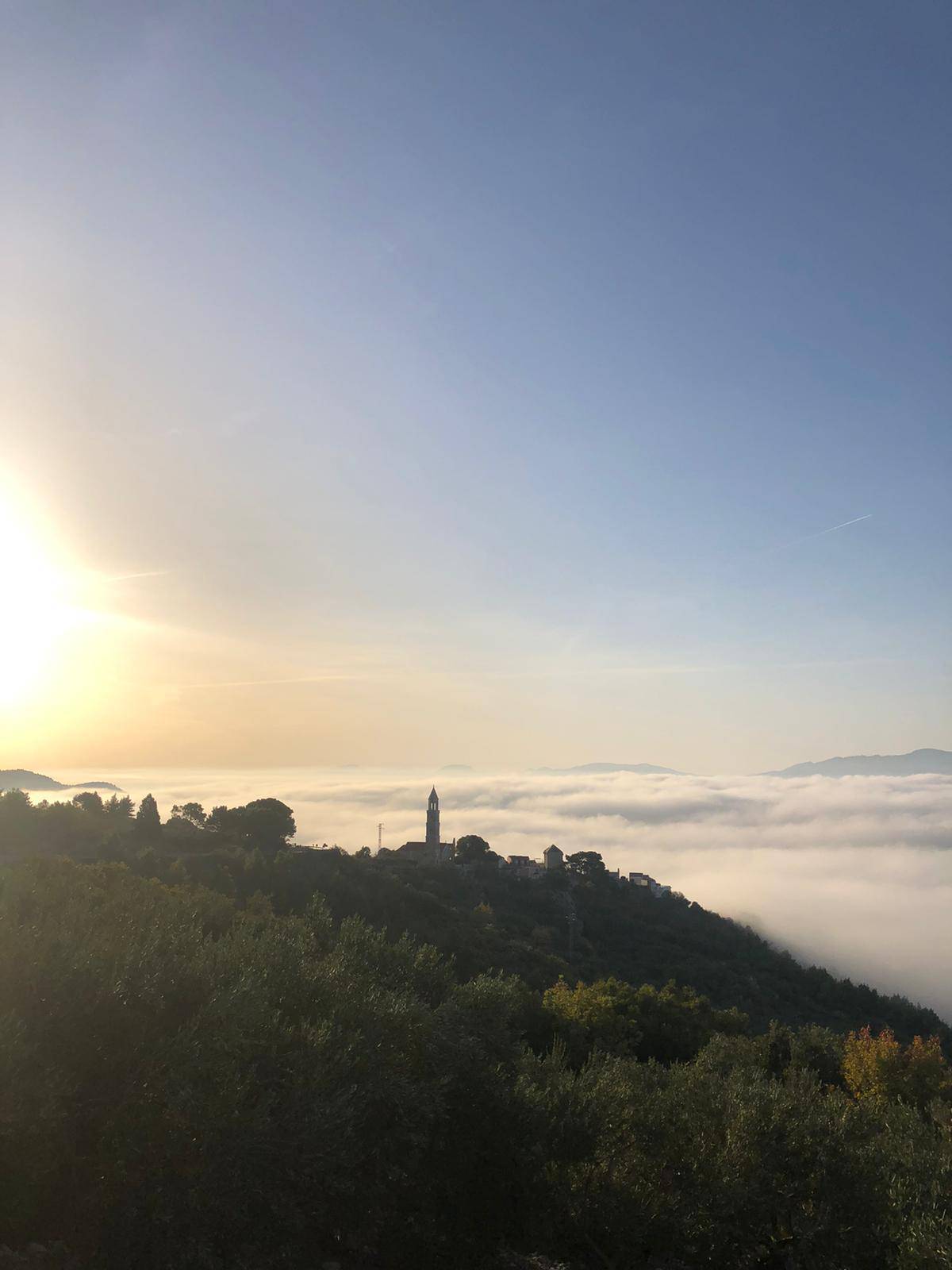 FOTO Magla prekrila more kraj Makarske, bablje ljeto traje do petka, a onda velika promjena