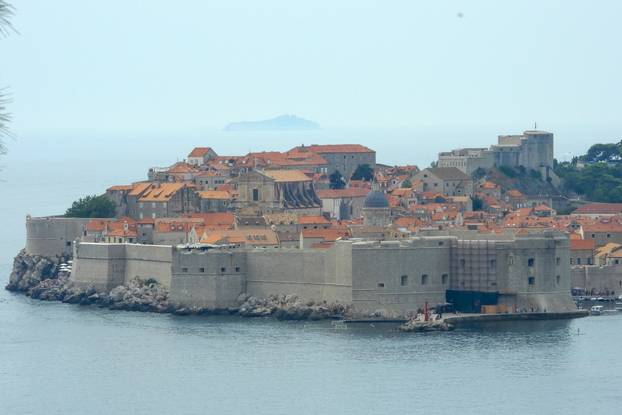 Dubrovnik ljeti, tisuće posjetitelja, ali i bogata ponuda za svakoga